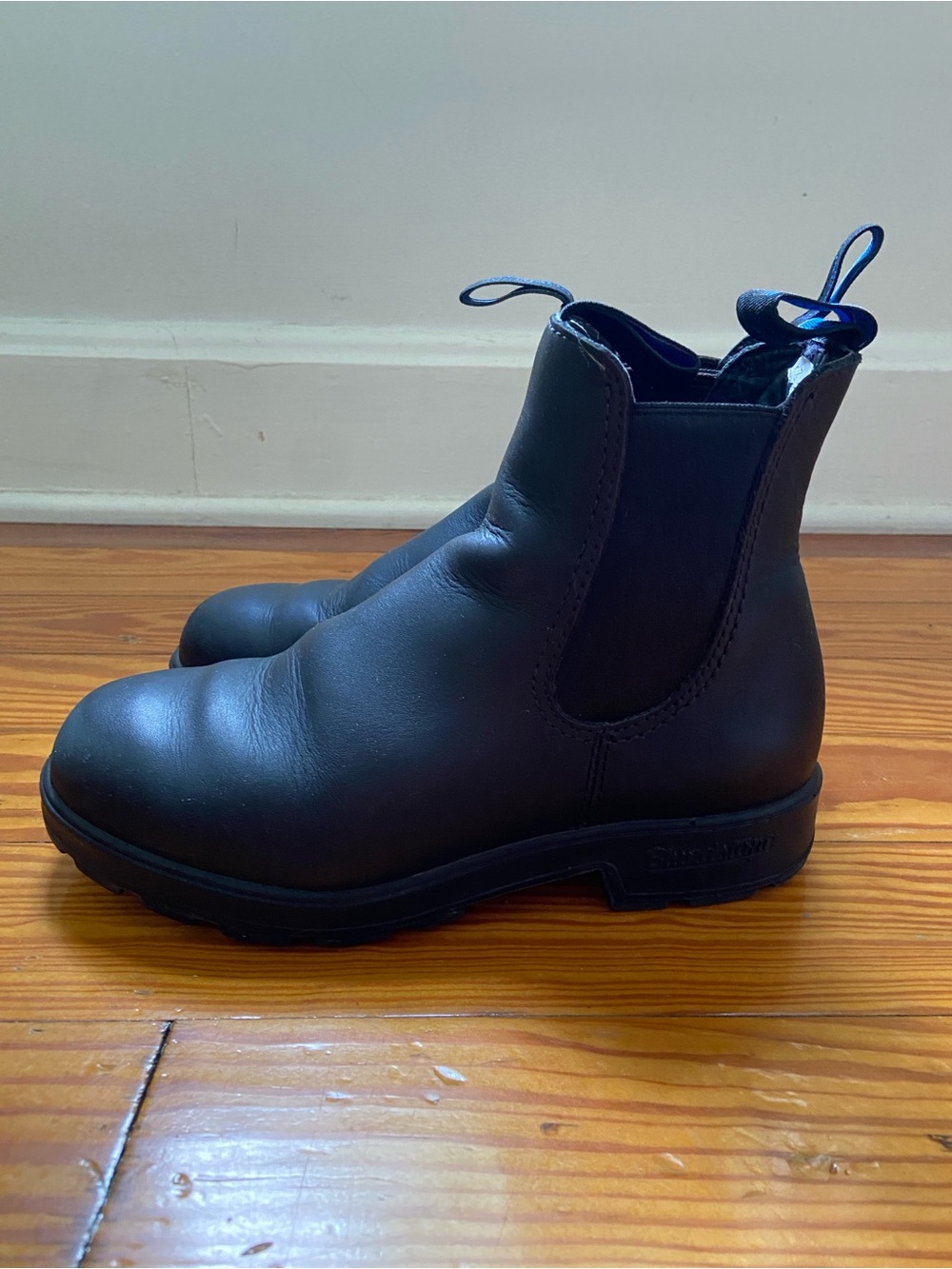 Blundstones - Size 7 US- GUC- Black Chelsea Boots - Slip-On Leather Ankle Boots.